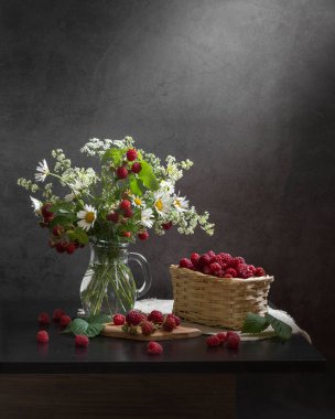 Ahududu ve bir buket papatyayla sakin bir hayat..