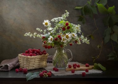 Ahududu ve bir buket papatyayla sakin bir hayat..