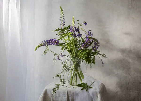 Ein Strauß Lupinen Einem Transparenten Krug Fenster — Stockfoto