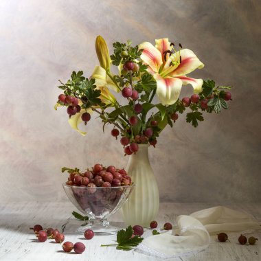 Nilüferler ve bektaşi üzümü dallarıyla dolu bir buket..