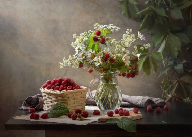 Ahududu ve bir buket papatyayla sakin bir hayat..