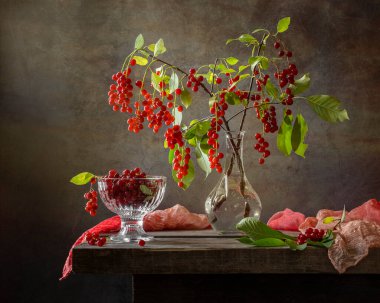 Tahta bir masadaki vazoda kırmızı kiraz..