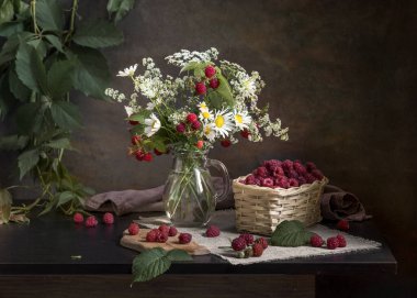 Ahududu ve bir buket papatyayla sakin bir hayat..