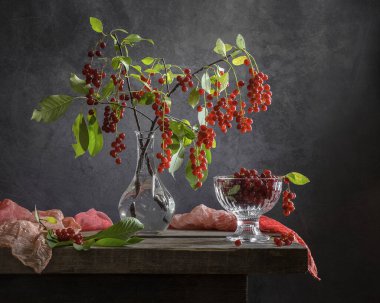 Tahta bir masadaki vazoda kırmızı kiraz..