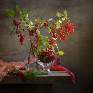 Tahta bir masadaki vazoda kırmızı kiraz..