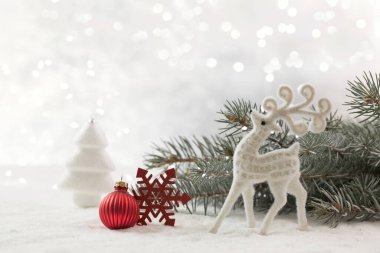 İçinde geyik ve Noel süsleri olan bir Noel kartı. Boşluğu kopyala.