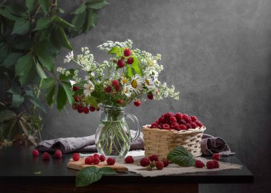 Ahududu ve bir buket papatyayla sakin bir hayat..