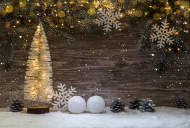 İçinde çelenk ve Noel süsleri olan bir Noel kartı. Boşluğu kopyala.