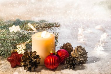 Kırsal ahşap tahtalardaki Noel mumu - doğal elementler, dallar, kozalaklar, Noel süslemeleri. Boşluğu kopyala.