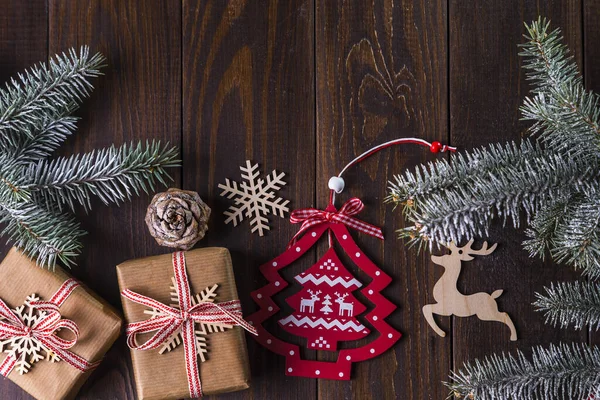 Tarjeta Navidad Con Regalo Ramas Abeto Decoraciones Temporada Sobre Fondo —  Fotos de Stock