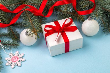 Mavi arka planda duran Noel süsleri. Boşluğu kopyala.