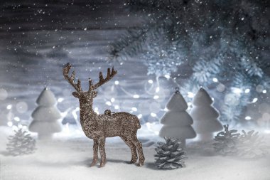 İçinde çelenk ve Noel süsleri olan bir Noel kartı. Boşluğu kopyala.