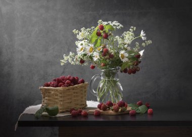 Ahududu ve bir buket papatyayla sakin bir hayat..