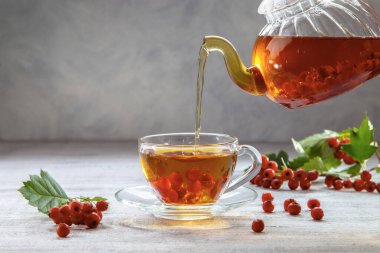 Sıcak şahin çayı şeffaf bir çaydanlıktan bardağa dökülür..