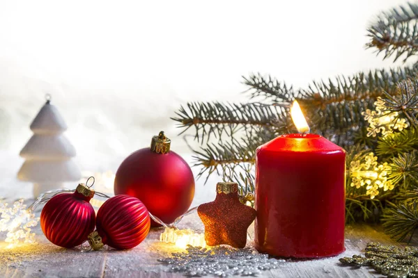 Κόκκινο Χριστουγεννιάτικο Κερί Ρουστίκ Ξύλινες Σανίδες Διακόσμηση Φυσικά Στοιχεία Κλαδιά — Φωτογραφία Αρχείου