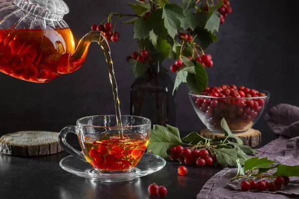 Hete Meidoorn Thee Wordt Van Een Transparante Theepot Een Glas — Stockfoto