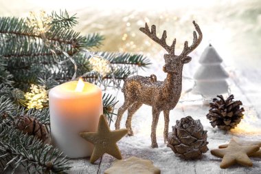 Mumlar, zencefilli çörekler ve ahşap bir masada Noel süsleri. Noel kartı..