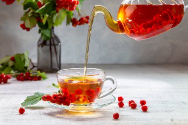 Sıcak şahin çayı şeffaf bir çaydanlıktan bardağa dökülür..