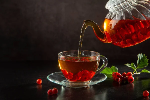 Hete Meidoorn Thee Wordt Van Een Transparante Theepot Een Glas — Stockfoto