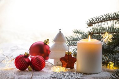 Kırsal ahşap tahtalardaki Noel mumu - doğal elementler, dallar, kozalaklar, Noel süslemeleri. Boşluğu kopyala.