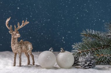 İçinde geyik ve Noel süsleri olan bir Noel kartı. Boşluğu kopyala.