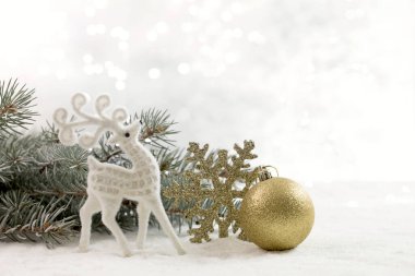 İçinde geyik ve Noel süsleri olan bir Noel kartı. Boşluğu kopyala.