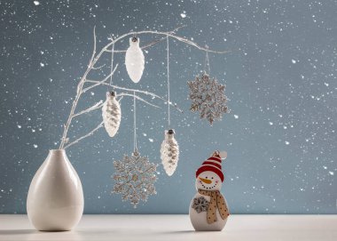 İçinde kardan adam ve Noel süsleri olan bir Noel kartı. Boşluğu kopyala.