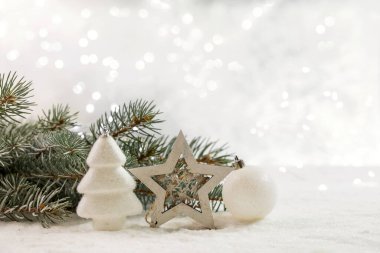 Noel kartında köknar dalları ve Noel süslemeleri var. Boşluğu kopyala. 