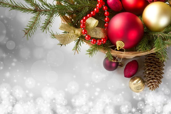 Yılbaşı süsleri çam dalları.