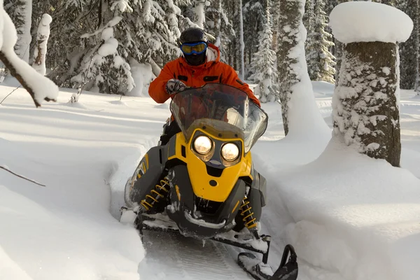 Atleta em uma moto de neve. — Fotografia de Stock