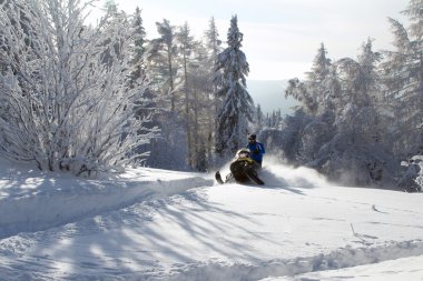 Kar motosikletinde bir atlet