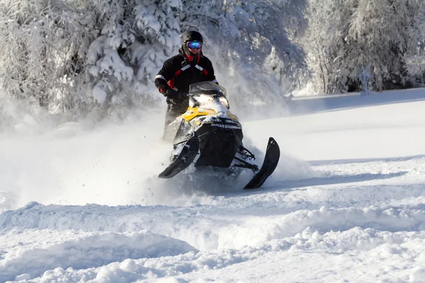 Kar motosikletinde bir atlet