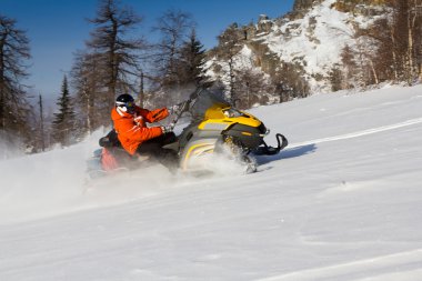 Kar motosikletinde bir atlet