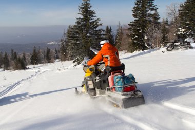 Sporcular üzerinde bir kar arabası.