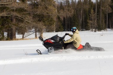 Sporcular üzerinde bir kar arabası.