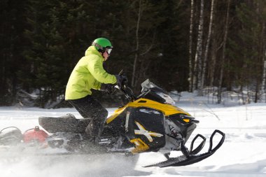 Sporcular üzerinde bir kar arabası.