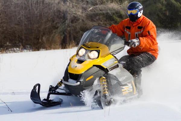 Atletas em um snowmobile . — Fotografia de Stock