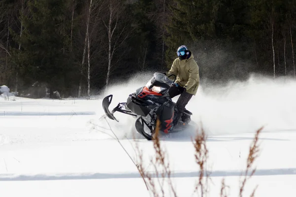 Αθλητές σε ένα snowmobile. — Φωτογραφία Αρχείου