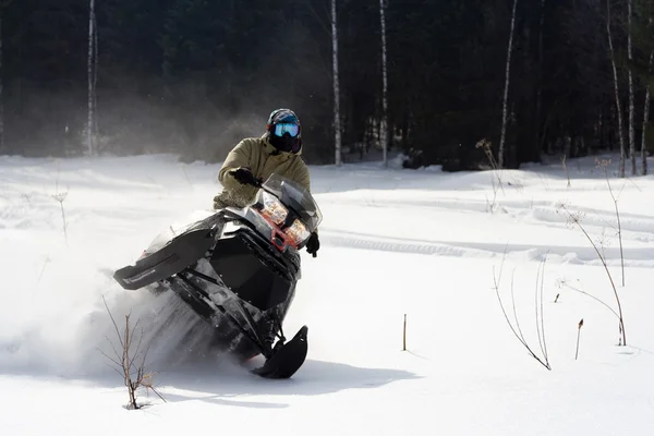 Sportler auf einem Schneemobil. — Stockfoto