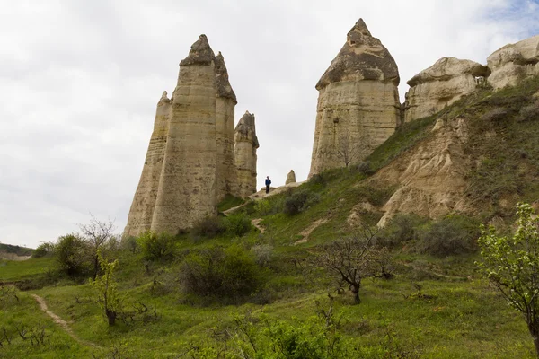 Cappadociaвеликий важкої обов'язком Конструкція фургону завантаження чоловіки в жовтий шолом. транспорт і логістика теми — Foto Stock