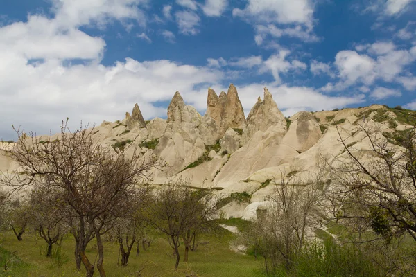 Cappadociaвеликий важкої обов'язком Конструкція фургону завантаження чоловіки в жовтий шолом. транспорт і логістика теми — Foto Stock