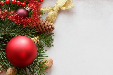 Yılbaşı süsleri çam dalları.