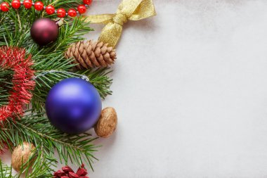 Yılbaşı süsleri çam dalları.