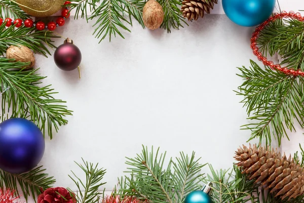 Branches d'épinette avec décorations de Noël . — Photo