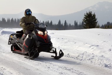 Kar motosikletinde bir atlet.