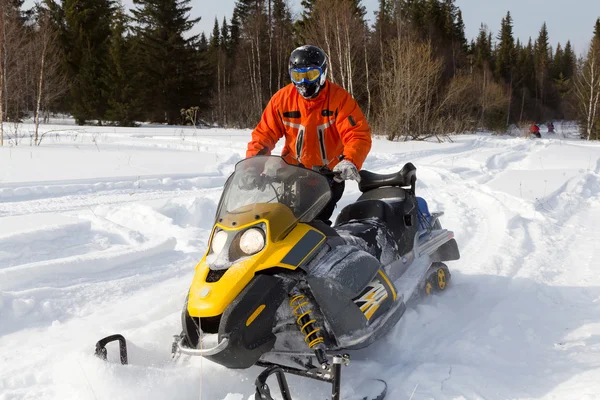 Kar motosikletinde bir atlet.