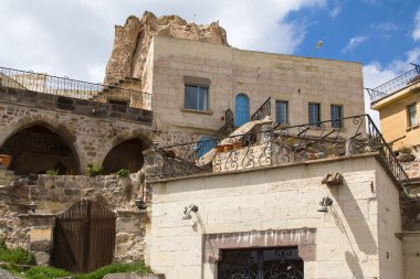 Uçhisar Kalesi eteklerinde.