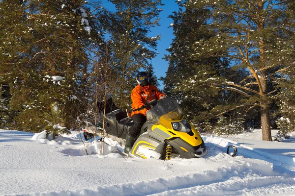 Atleta en una moto de nieve. —  Fotos de Stock