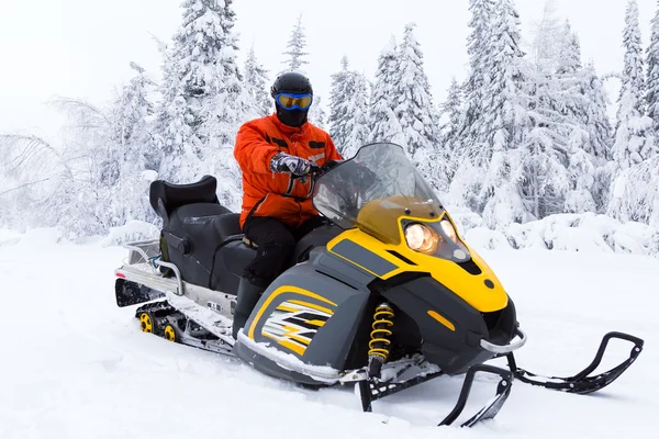 Atleta em uma moto de neve. — Fotografia de Stock