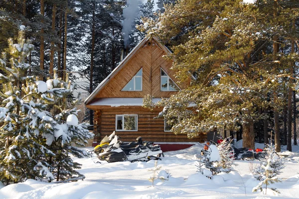 Снігохід будинку — стокове фото